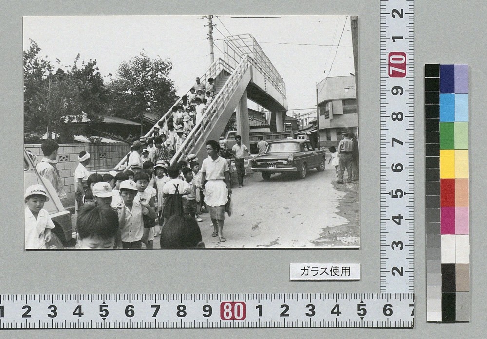 越ケ谷観音横町の横断陸橋（歩道橋）の渡り初めの写真