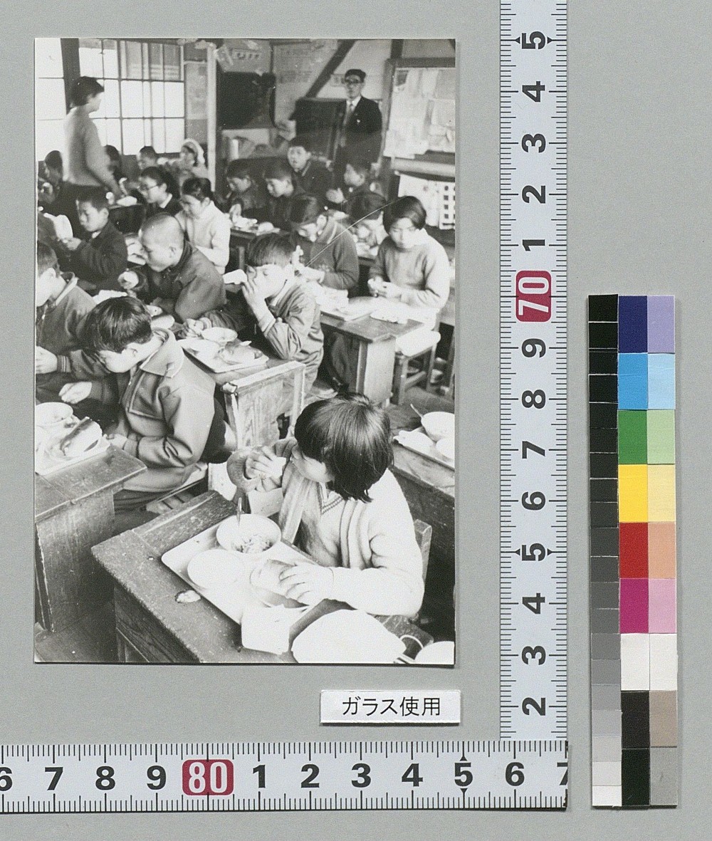桜井小学校3年生の児童が給食を食べている様子の写真