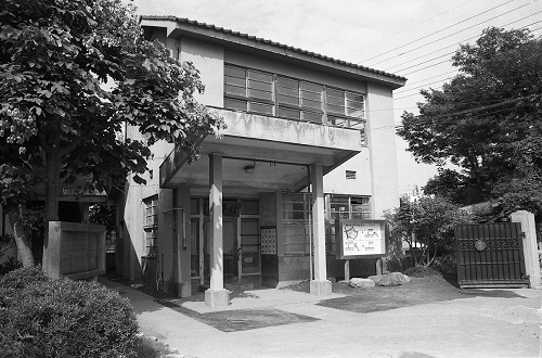 写真1　越ケ谷小学校内・越ケ谷町立図書館