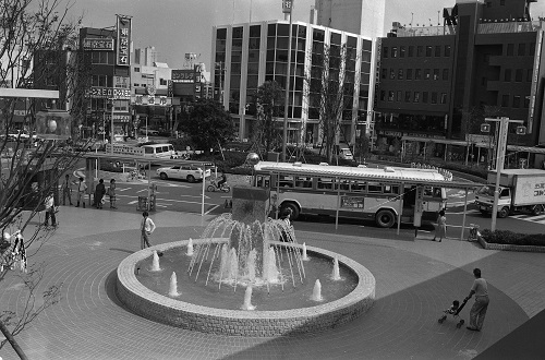写真5　越谷駅前広場全景（噴水）S57.9.27