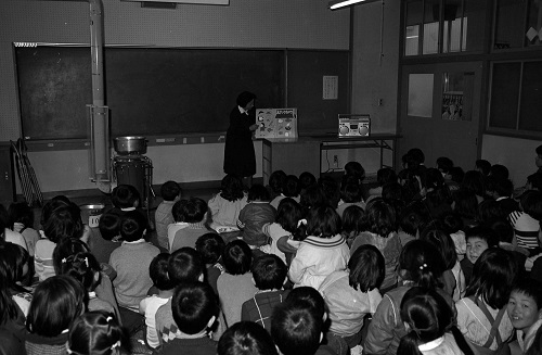 写真6　大袋北小で給食指導の紙芝居 S58.2.5